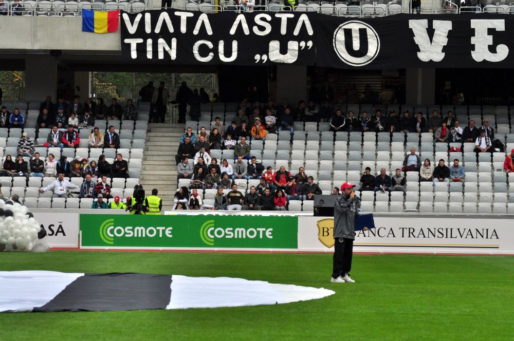 "VIATA ASTA TIN CU "U."" Imaginea simbol a dragostei pe care Ioan Gyuri Pascu a avut-o pentru fotbal si Universitatea Cluj. Actorul a murit astazi, la 55 de ani_3