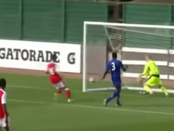 Gol INCREDIBIL marcat de Vlad Dragomir pentru Arsenal! Nu i-a venit sa creada ca mingea a intrat in poarta. VIDEO