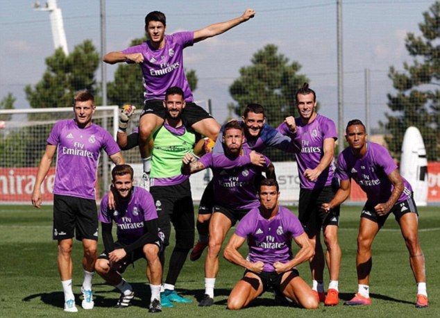 FOTO SENZATIONAL! Cum s-au fotografiat jucatorii lui Real Madrid la antrenament. Cristiano Ronaldo a dat tonul :))_1