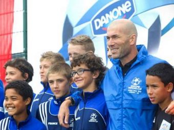 
	SUPERCONCURS: Spune-ne ce i-ai zice lui Zinedine Zidane daca l-ai intalni si poti castiga iaurt pana la finalul anului si o minge semnata de Hagi :)
