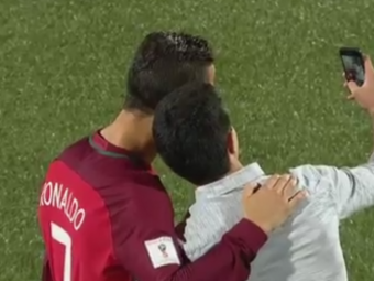 Gestul superb al lui Cristiano Ronaldo pentru un fan in timpul meciului: si-a facut selfie cu el chiar pe teren :)