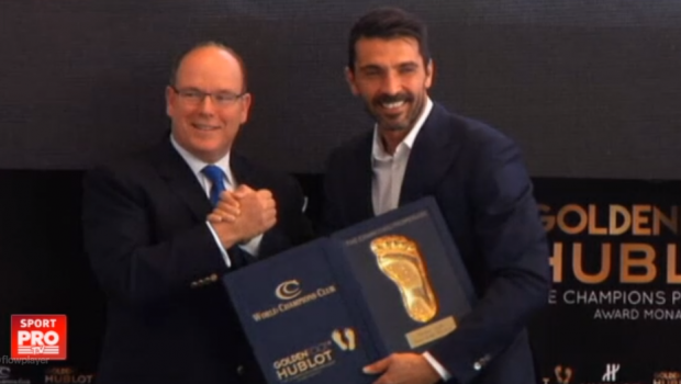 
	Buffon nu are doar maini de aur, ci si picioare! Legendarul portar italian a primit la Monte Carlo acelasi premiu pe care l-a luat si Hagi anul trecut
