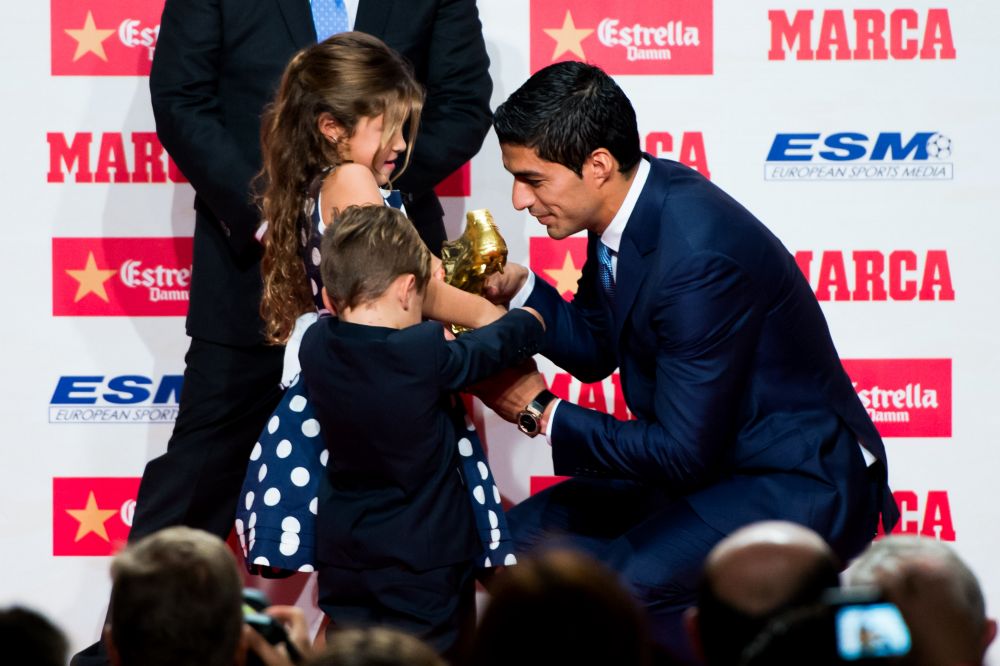 Suarez a primit Gheata de Aur pentru a doua oara in cariera si a devenit al treilea fotbalist al Barcei care castiga trofeul. Uruguayanul a urcat pe scena alaturi de copiii sai_4