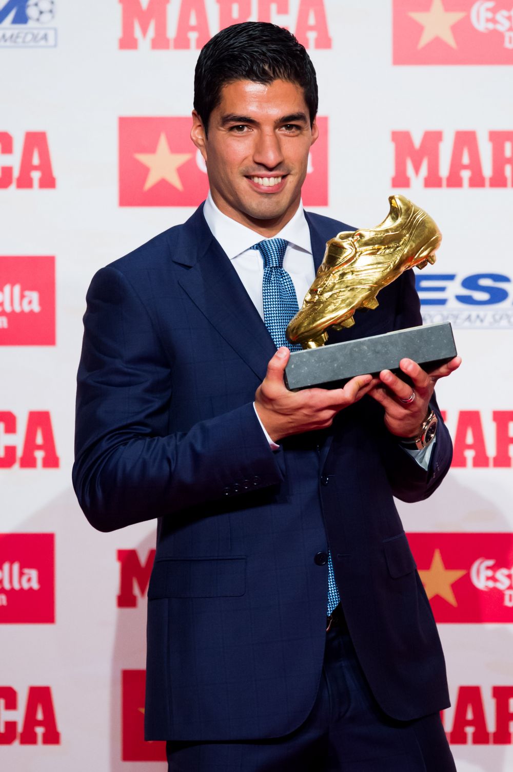 Suarez a primit Gheata de Aur pentru a doua oara in cariera si a devenit al treilea fotbalist al Barcei care castiga trofeul. Uruguayanul a urcat pe scena alaturi de copiii sai_5