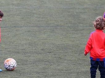
	FOTO! Prima imagine cu fiul lui Messi la antrenamentele Barcelonei, dupa ce s-a inscris in academie: &quot;Nu prea ii cumpar mingi de fotbal, ca nu ii place sa joace!&quot; :))
