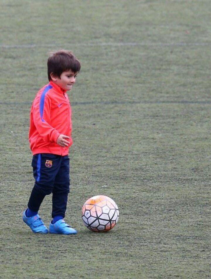 FOTO SENZATIONAL! Cele mai tari poante aparute pe internet dupa prima imagine cu fiul lui Messi la antrenamentele Barcelonei! Neymar nu s-a putut abtine :)_1