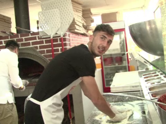 
	Super imagini cu Andrei Ivan in PRAZ VEGAS :) Cum arata Pizza Ivan dedicata primului titlu asteptat de 26 de ani de Craiova
