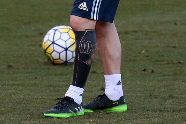 Au cumva un concurs de tatuaje? :) In ziua in care Messi si-a dezvaluit noul tatuaj, Neymar a aparut si el cu doua noi desene pe piele. FOTO_2