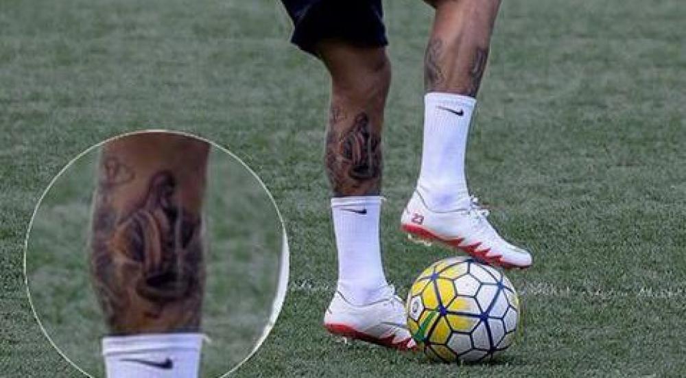 Au cumva un concurs de tatuaje? :) In ziua in care Messi si-a dezvaluit noul tatuaj, Neymar a aparut si el cu doua noi desene pe piele. FOTO_3