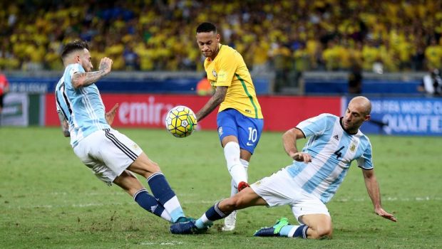 
	Brazilia lui Neymar a pulverizat Argentina lui Messi azi-noapte. SOC: argentinienii pot rata Cupa Mondiala din Rusia! Cat s-a terminat partida
