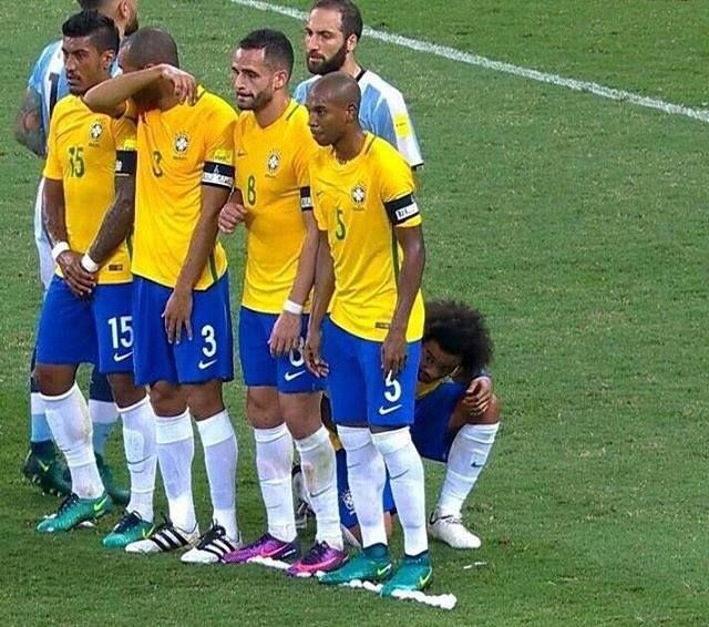 "Ce naiba face Marcelo?". Modul inedit in care s-a "aparat" fundasul brazilian la o lovitura libera a lui Messi. FOTO_1