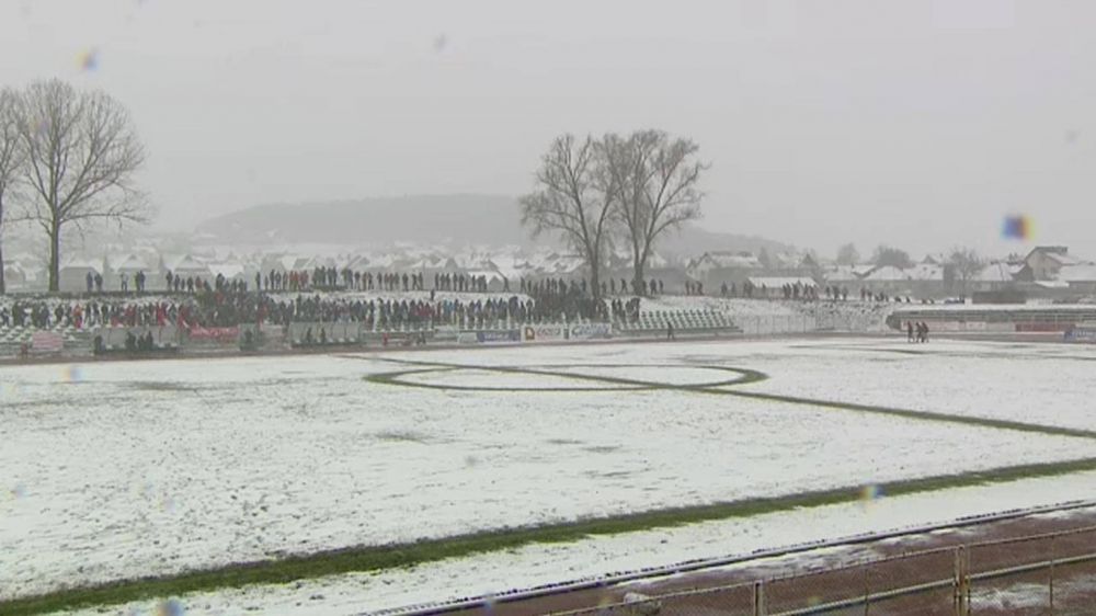 LET IT SNOW! :) Meci jucat pe zapada in liga a doua din Romania! Sepsi Sf. Gheorghe a DISTRUS-O pe Foresta: 6-1_2