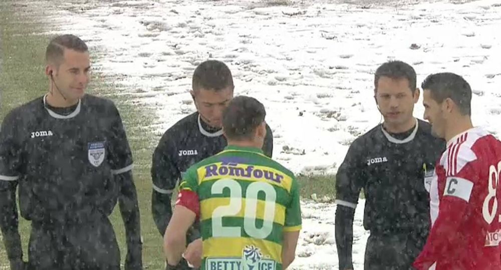 LET IT SNOW! :) Meci jucat pe zapada in liga a doua din Romania! Sepsi Sf. Gheorghe a DISTRUS-O pe Foresta: 6-1_3
