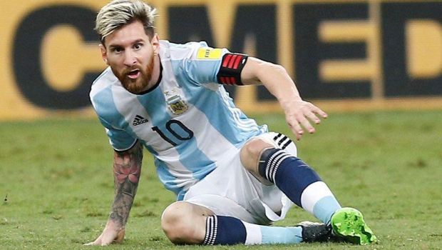 
	Panica la inaltime. Lui Messi i s-a facut rau in avionul care a dus nationala Argentinei acasa si a avut nevoie de interventia unui medic
