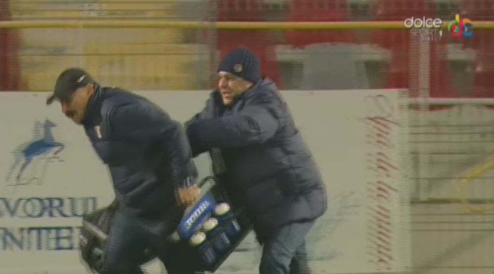 Gest incredibil al lui Sumudica in finalul meciului cu Dinamo: plin de nervi, antrenorul l-a TAVALIT pe doctorul echipei. FOTO_2