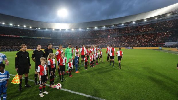 
	VIDEO CUTREMURATOR! Gestul facut de ZECI DE MII de fani catre un jucator de la Feyenoord care a intrat pe teren dupa ce i-a murit mama! A inceput sa planga pe teren
