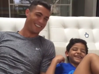 
	Cristiano Jr. si prietenii sai l-au luat &quot;la misto&quot; pe Ronaldo dupa hat trick-ul cu Atletico Madrid. Cum s-au fotografiat alaturi de starul Realului :D
