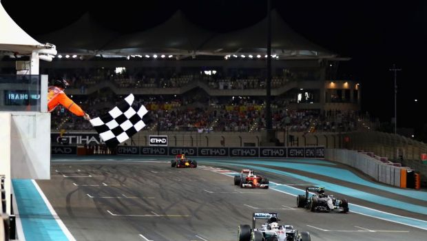 
	Hamilton castiga la Abu Dhabi, dar pierde titlul mondial! Nico Rosberg, NOUL CAMPION MONDIAL! | Button abandoneaza in ultima cursa din cariera

