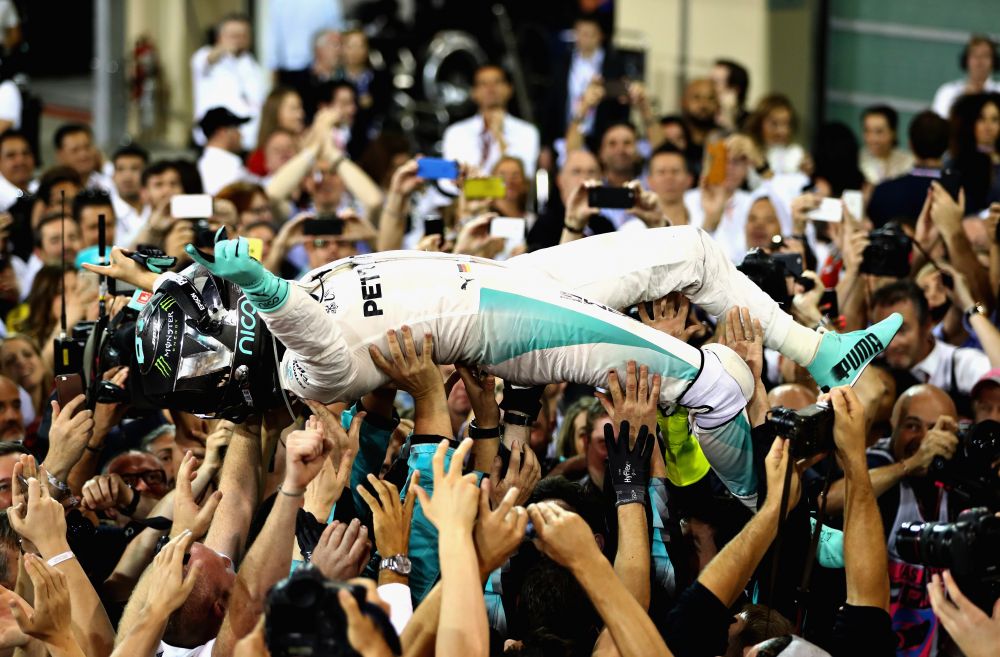 Hamilton castiga la Abu Dhabi, dar pierde titlul mondial! Nico Rosberg, NOUL CAMPION MONDIAL! | Button abandoneaza in ultima cursa din cariera_13