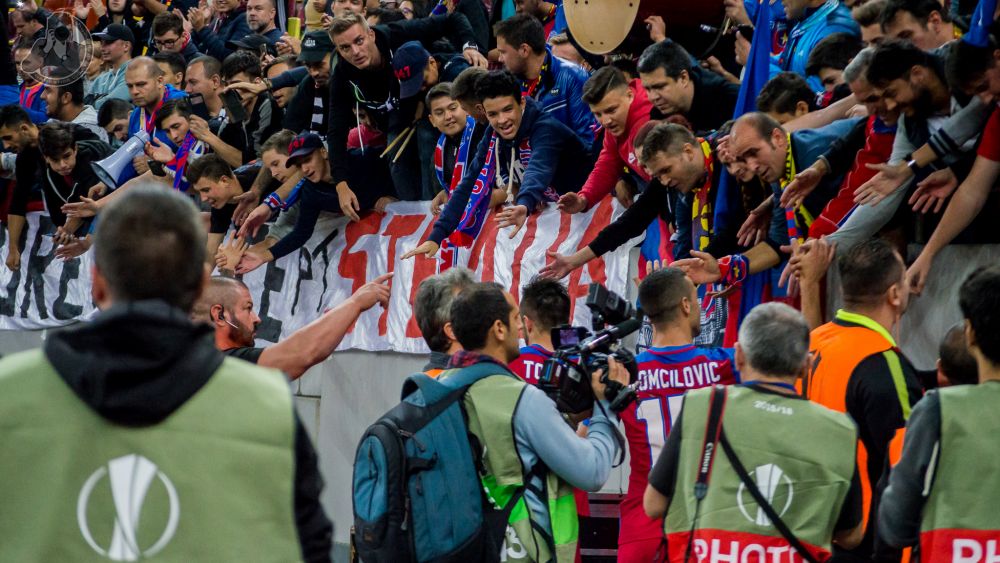 SUPER FOTO | Coregrafia UNICA a fanilor lui Dinamo la derby | Ce fotografie au facut jucatorii lui Andone in vestiar dupa ce a invins-o pe Steaua_2
