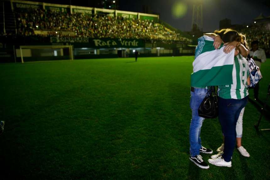 Imagini emotionante! Un oras intreg isi plange echipa de fotbal! Fanii s-au rugat pe stadion pentru jucatorii lui Chapecoense_3