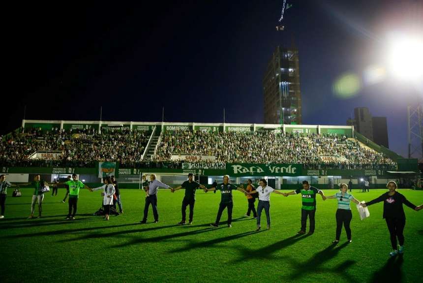 Imagini emotionante! Un oras intreg isi plange echipa de fotbal! Fanii s-au rugat pe stadion pentru jucatorii lui Chapecoense_4
