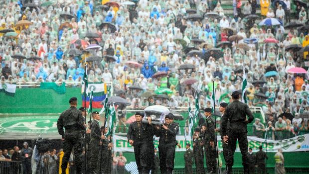 
	Imagini DEVASTATOARE! 100.000 de fani au venit sa-si ia adio de la jucatorii lui Chapecoense in Brazilia! FOTO
