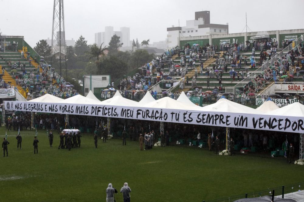 Imagini DEVASTATOARE! 100.000 de fani au venit sa-si ia adio de la jucatorii lui Chapecoense in Brazilia! FOTO_5