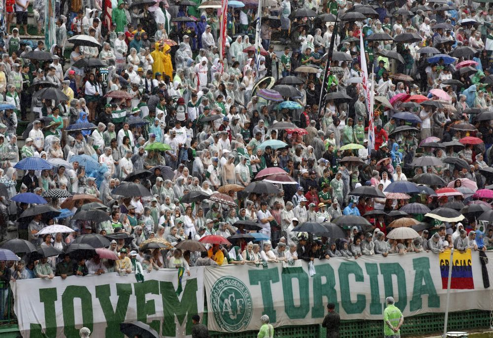 Imagini DEVASTATOARE! 100.000 de fani au venit sa-si ia adio de la jucatorii lui Chapecoense in Brazilia! FOTO_7