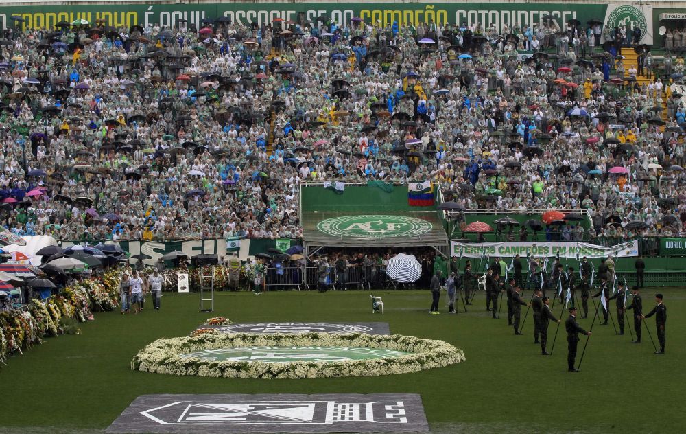 Imagini DEVASTATOARE! 100.000 de fani au venit sa-si ia adio de la jucatorii lui Chapecoense in Brazilia! FOTO_9