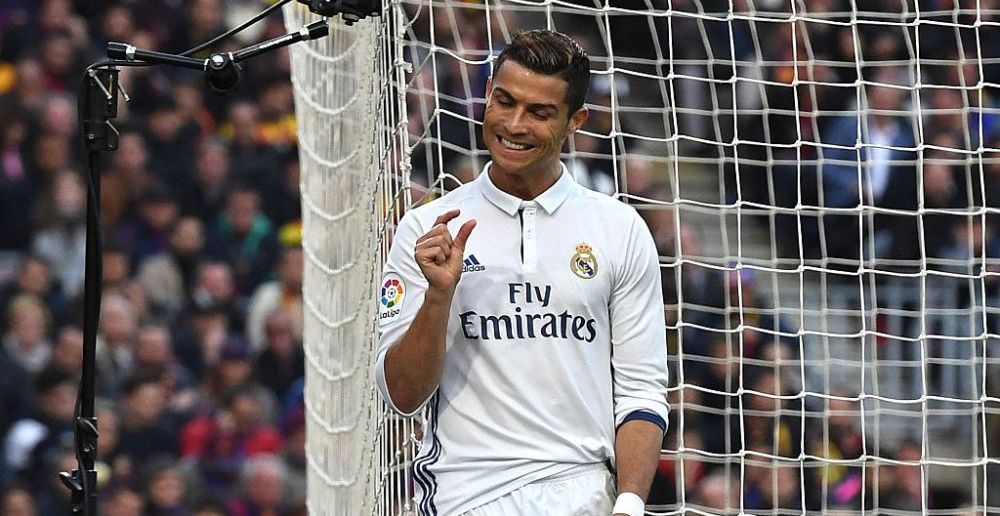 Hai ca asta e gluma zilei! Cum s-a pozat Ronaldo in vestiarul Realului la cateva minute dupa finalul El Clasico :)_3