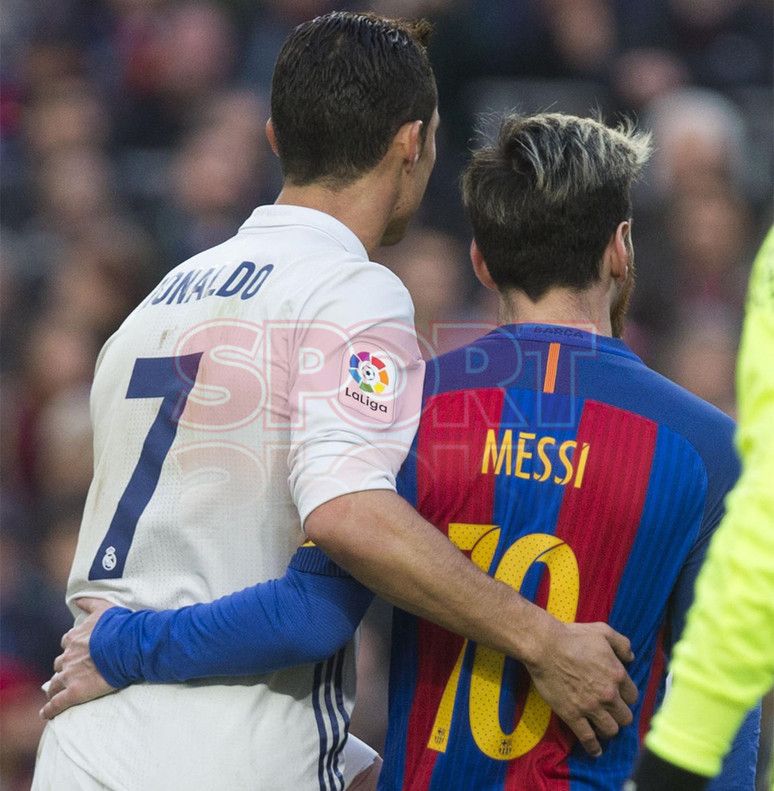 De ce nu s-au vazut Ronaldo si Messi pe teren? Pentru c-au fost prea ocupati sa stea impreuna :) Imagini rar vazute cu cei doi rivali, in meciul de aseara_1