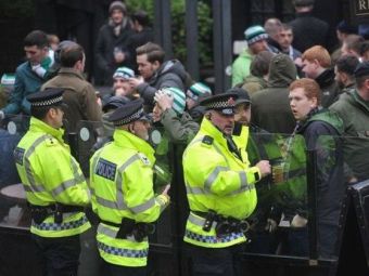 
	Un fan a fost arestat dupa ce a aruncat cu un HAMBURGER intr-un cal al politiei! Anuntul facut inainte de City - Celtic
