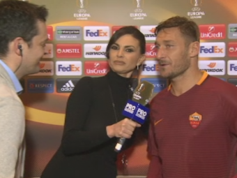 
	Imagini senzationale IN DIRECT la Sport.ro: Ramona Badescu a luat microfonul si l-a intervievat pe Totti, apoi a fugit dupa el :) Ce a spus legenda Romei despre Astra
