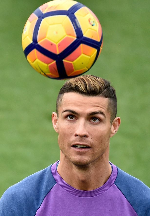 SUPER FOTO! Cristiano Ronaldo si-a VOPSIT PARUL pentru Balonul de Aur! Cum arata starul lui Real cu parul AURIU_1