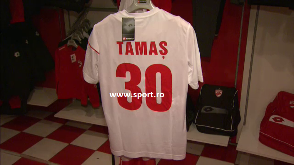 Ce comedie! CAZ UNIC IN EUROPA! Cum a ajuns Dinamo sa vanda tricouri cu stelistul Tamas la stadionul Stefan cel Mare_1