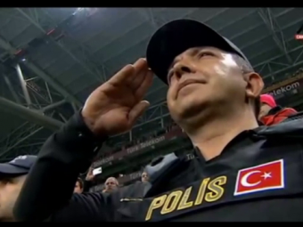 
	Momente emotionante in Turcia. Jucatorii lui Galatasaray i-au luat in brate pe politisti, dupa atentatele sangeroase. Reactia lui Cristi Tanase dupa bombele de la meciul lui Besiktas
