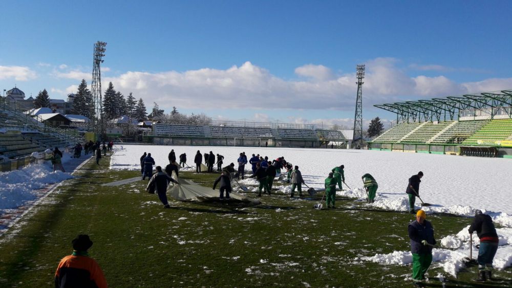 De tinut minte! Metoda romaneasca pentru un teren bun pe timp de iarna! Ce s-a intamplat azi la Mioveni, cu o zi inainte de meciul cu Steaua (ProTV)_1