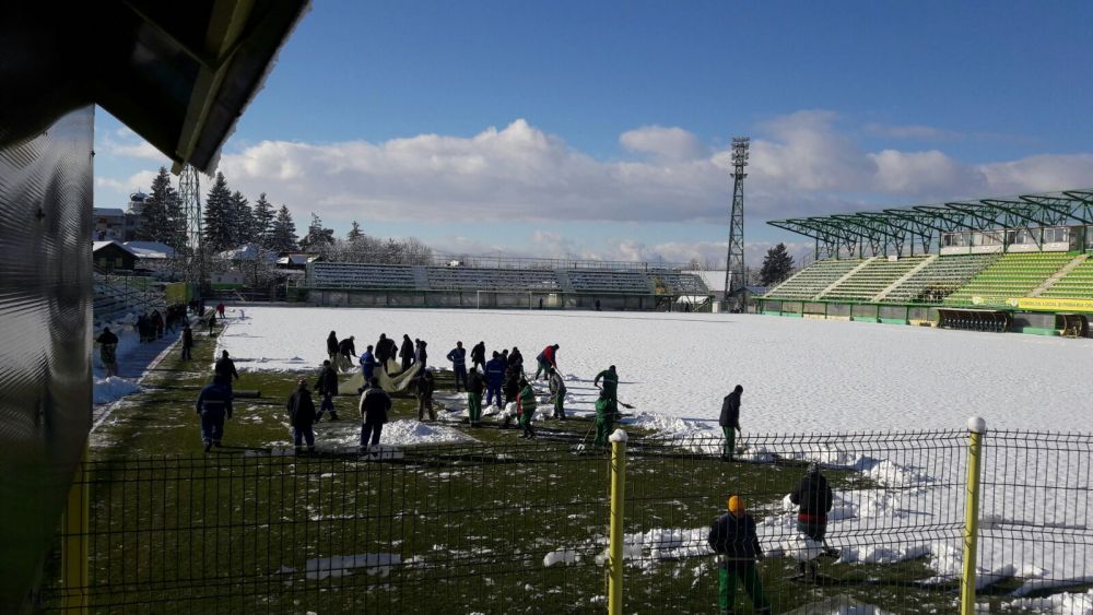 De tinut minte! Metoda romaneasca pentru un teren bun pe timp de iarna! Ce s-a intamplat azi la Mioveni, cu o zi inainte de meciul cu Steaua (ProTV)_2