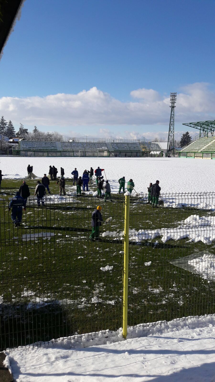 De tinut minte! Metoda romaneasca pentru un teren bun pe timp de iarna! Ce s-a intamplat azi la Mioveni, cu o zi inainte de meciul cu Steaua (ProTV)_3