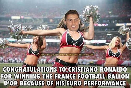 FOTO SENZATIONAL! Cele mai tari poante de pe internet dupa ce Cristiano Ronaldo a luat Balonul de Aur! Cum rade Messi de el :)_4