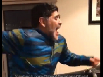 
	Metoda &quot;like a boss&quot; de alergat pe banda! VIDEO: Maradona a dat muzica la maxim si a inceput sa danseze ca un nebun :)
