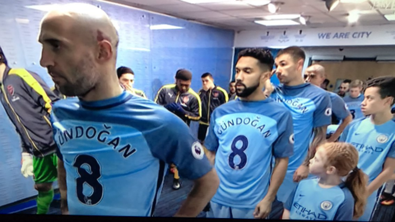 Manchester City, facuta praf dupa ce jucatorii au intrat pe teren cu tricoul lui Gundogan! Motivul incredibil_1