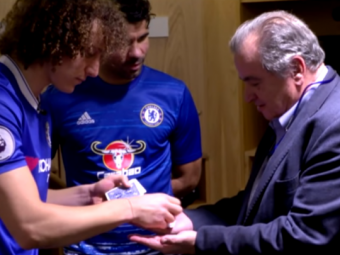 
	Cine a zis ca David Luiz nu e magician? Fundasul lui Chelsea s-a dat in spectacol in vestiar :) VIDEO

