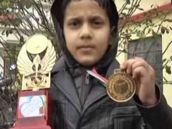 
	Un copil de clasa a 2a a ajuns campion national la box! Cine e pustiul care a castigat medalia de aur la 8 ani
