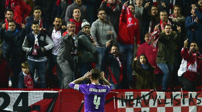 "OMOARA-TE!" Atac incredibil al fanilor Sevillei la partida cu Real! Gestul facut de un jucator i-a enervat_2