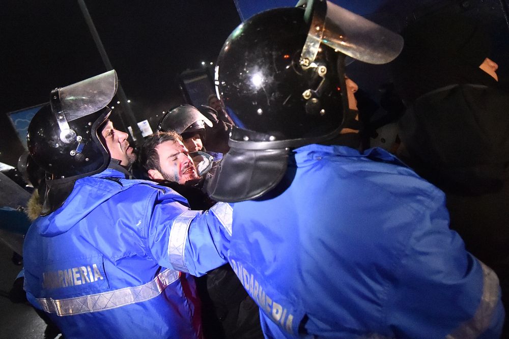 PELUZA "EI SUNT ZERO". Imaginile revoltatoare ale haosului provocat de ultrasi in Piata Victoriei. FOTO_1