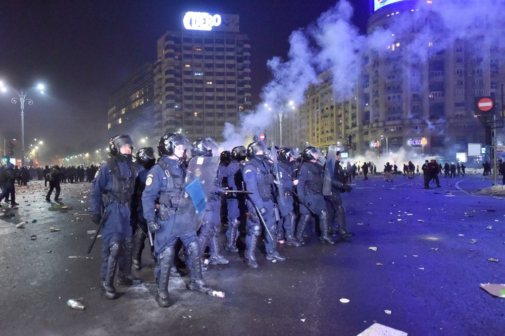 PELUZA "EI SUNT ZERO". Imaginile revoltatoare ale haosului provocat de ultrasi in Piata Victoriei. FOTO_11