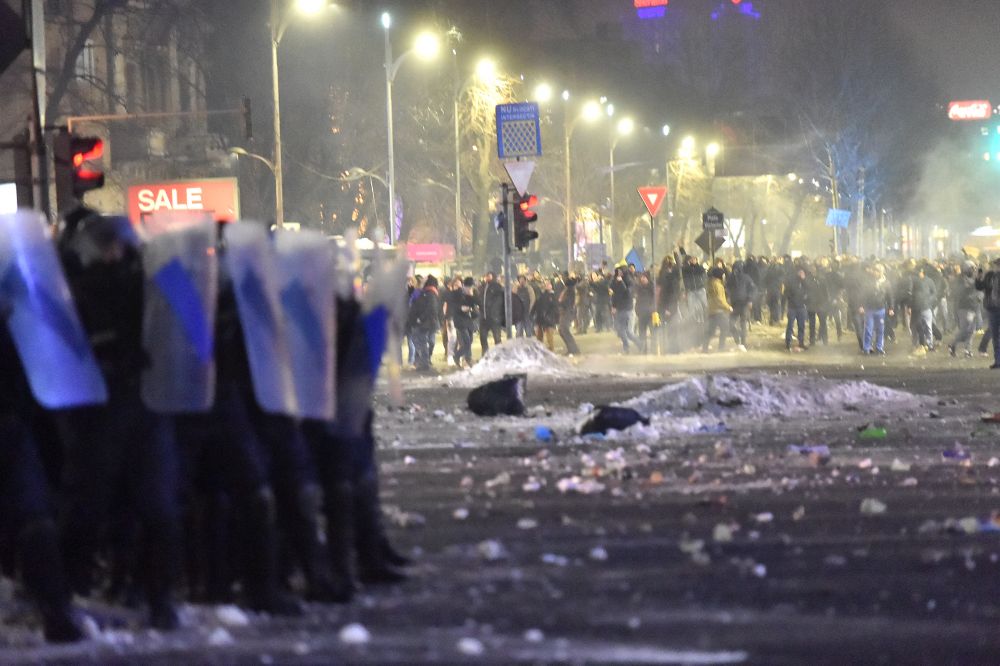 PELUZA "EI SUNT ZERO". Imaginile revoltatoare ale haosului provocat de ultrasi in Piata Victoriei. FOTO_13