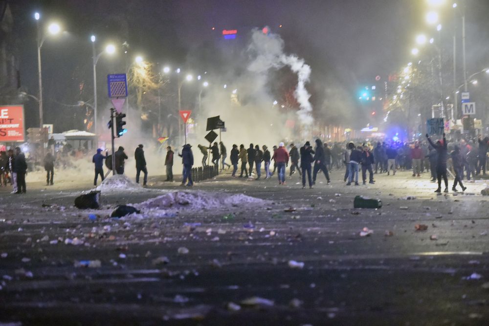 PELUZA "EI SUNT ZERO". Imaginile revoltatoare ale haosului provocat de ultrasi in Piata Victoriei. FOTO_14